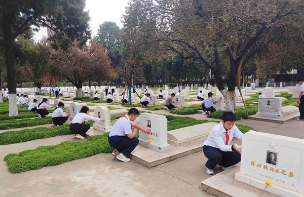 清明扫墓祭英烈 (11)